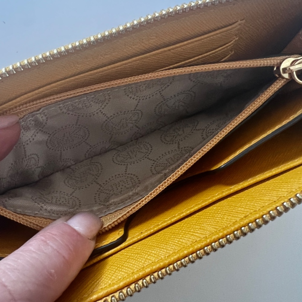Michael Kors JetSet Wristlet Phone Case Wallet in Vintage Yellow - Picture 7 of 11